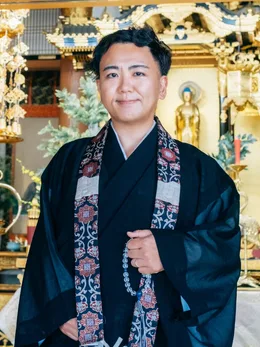 本堂の内陣を背にした候補衆徒の真野一道